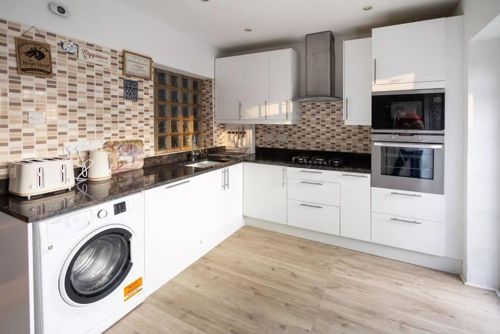 Hogwarts Hideaway Themed Property Watford  Zewnętrze zdjęcie