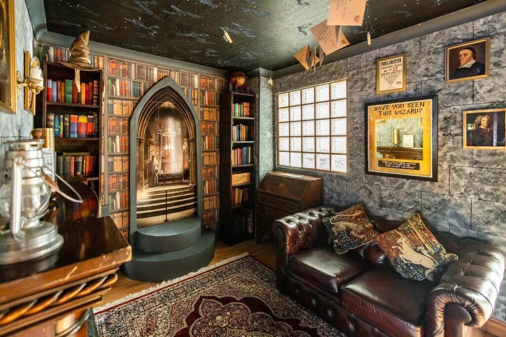 Hogwarts Hideaway Themed Property Watford  Zewnętrze zdjęcie