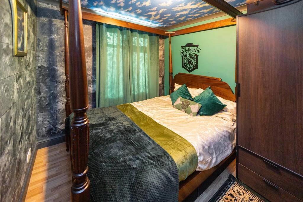 Hogwarts Hideaway Themed Property Watford  Zewnętrze zdjęcie