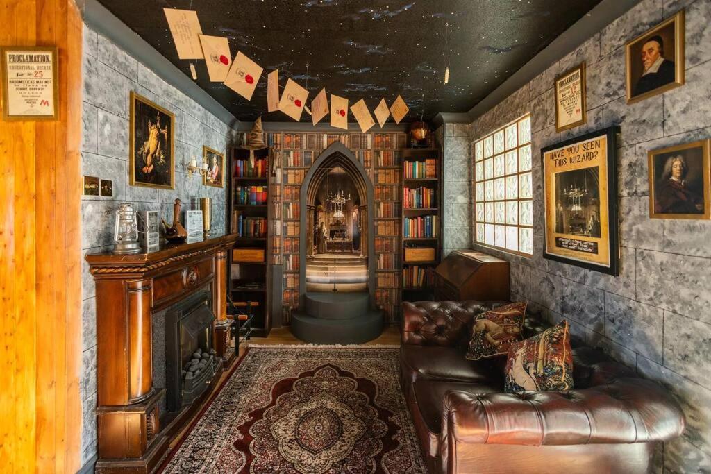 Hogwarts Hideaway Themed Property Watford  Zewnętrze zdjęcie