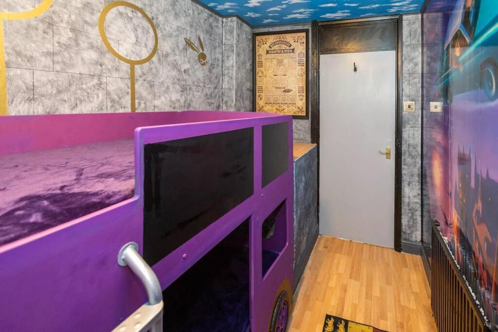 Hogwarts Hideaway Themed Property Watford  Zewnętrze zdjęcie